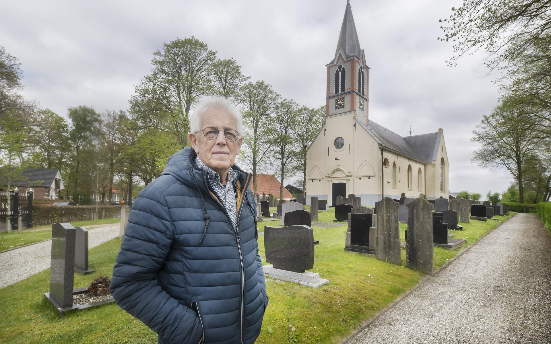 Eelke Kooi bij de Sint-Georgiuskerk aan de Kerkbuurt in Suwâld.