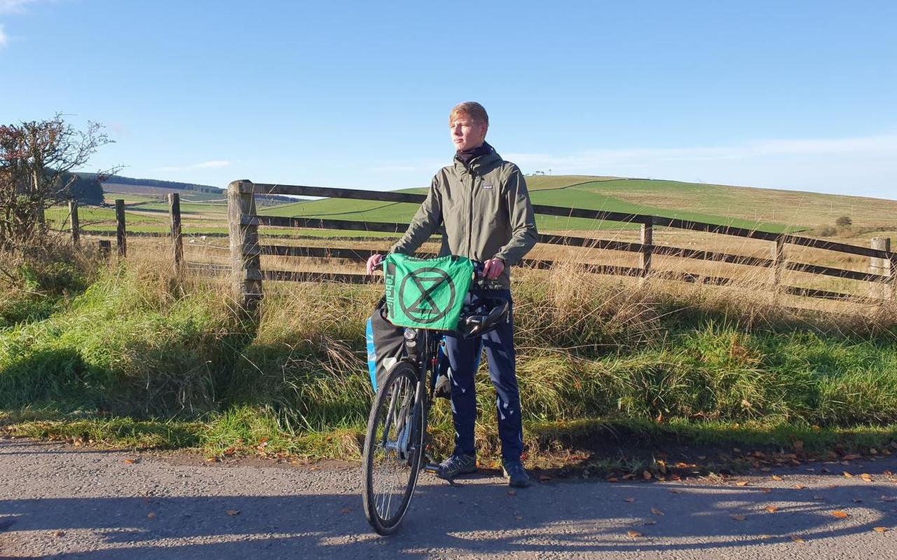 Meindert Boersma op de fiets op weg naar Glasgow. Meindert Boersma op de fiets op weg naar Glasgow.