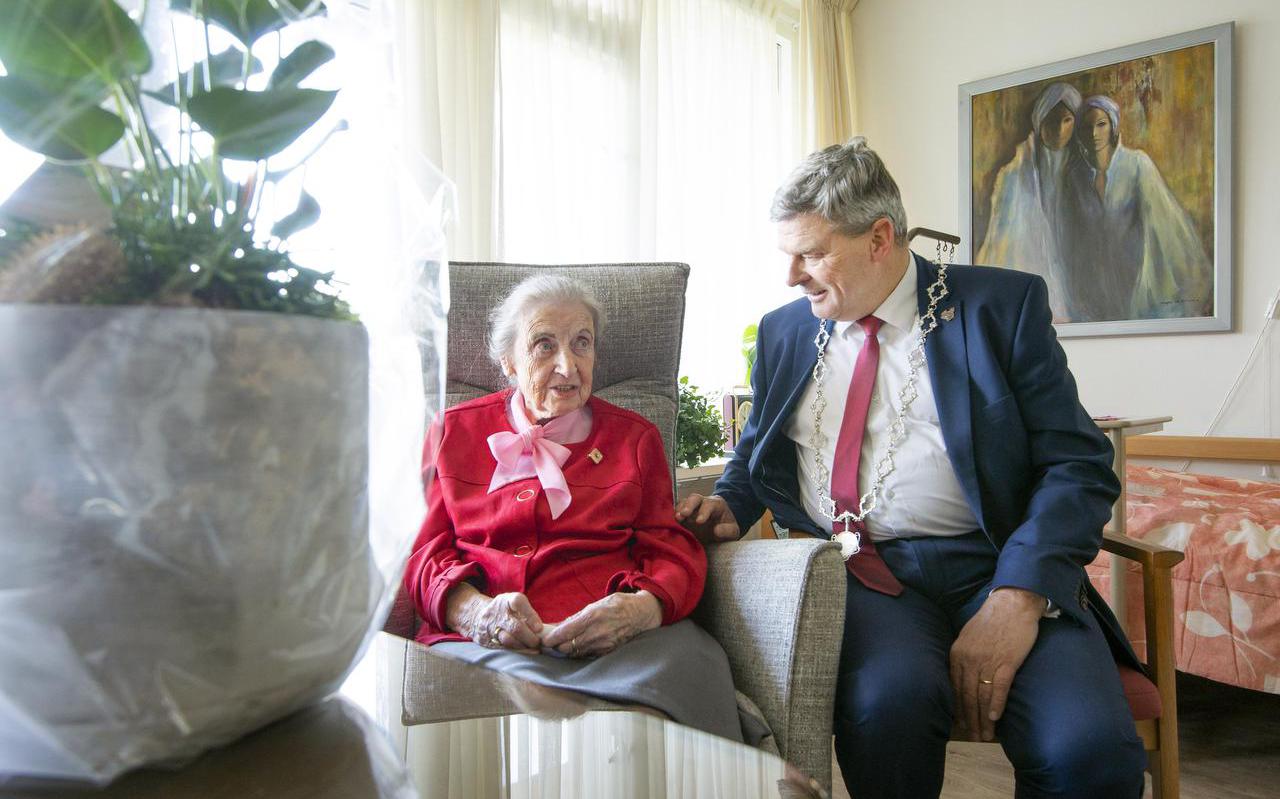 Burgemeester Klaas Agricola van de gemeente Dantumadiel op bezoek bij de honderdjarige Atje 'At' Terpstra-Vellenga in Feanwâlden.