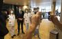 Ziekenhuispersoneel gaat op de foto met minister Hugo de Jonge, die donderdagmiddag een werkbezoek bracht aan het Leeuwarder ziekenhuis.