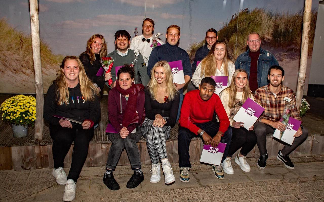 Dertien van de vijftien geslaagden van de Ameland Academy. In de leeftijd van 18 tot 45 jaar, soms al met een diploma in een andere richting, werden zij gevormd tot horecatijger. Dertien van de vijftien geslaagden van de Ameland Academy. In de leeftijd van 18 tot 45 jaar, soms al met een diploma in een andere richting, werden zij gevormd tot horecatijger.