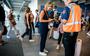 Reizigers die terugkeren van vakantie worden op Eindhoven Airport gecontroleerd op hun coronabewijs. Wekelijks keren zo'n honderd Friezen besmet terug van vakantie.