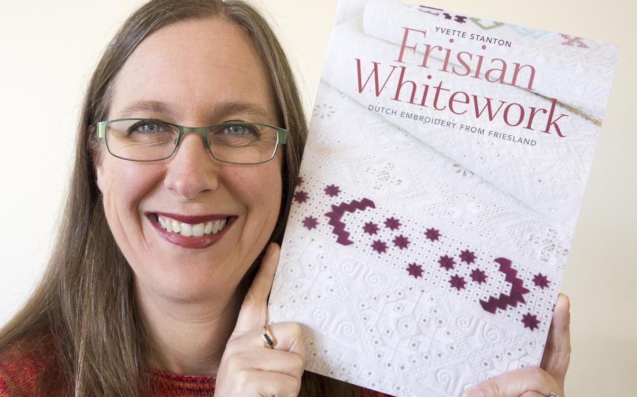 Australische borduurexpert Yvette Stanton met het pas verschenen handboek Frisian Whitework. Australische borduurexpert Yvette Stanton met het pas verschenen handboek Frisian Whitework.