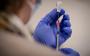Niet alle ouderen durven naar buiten te gaan uit angst voor het coronavirus, ook als ze al gevaccineerd zijn.