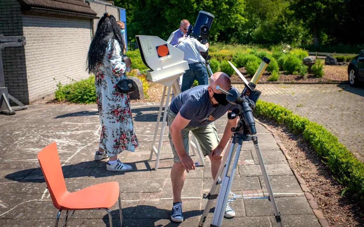 Bezoekers van volkssterrenwacht Observeum in Burgum kijken door telescopen naar de gedeeltelijke zonsverduistering. Bezoekers van volkssterrenwacht Observeum in Burgum kijken door telescopen naar de gedeeltelijke zonsverduistering.