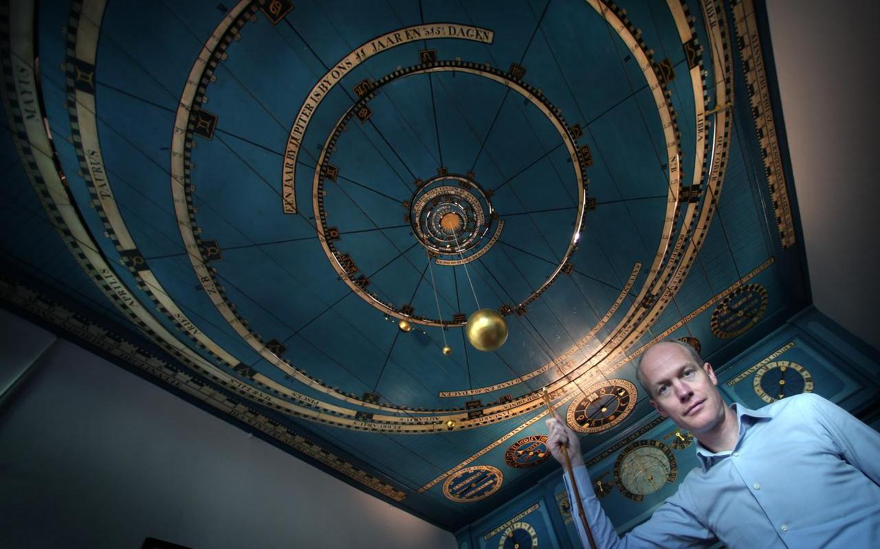 Arjen Dijkstra in het Koninklijk Eise Eisinga Planetarium in Franeker. Arjen Dijkstra in het Koninklijk Eise Eisinga Planetarium in Franeker.