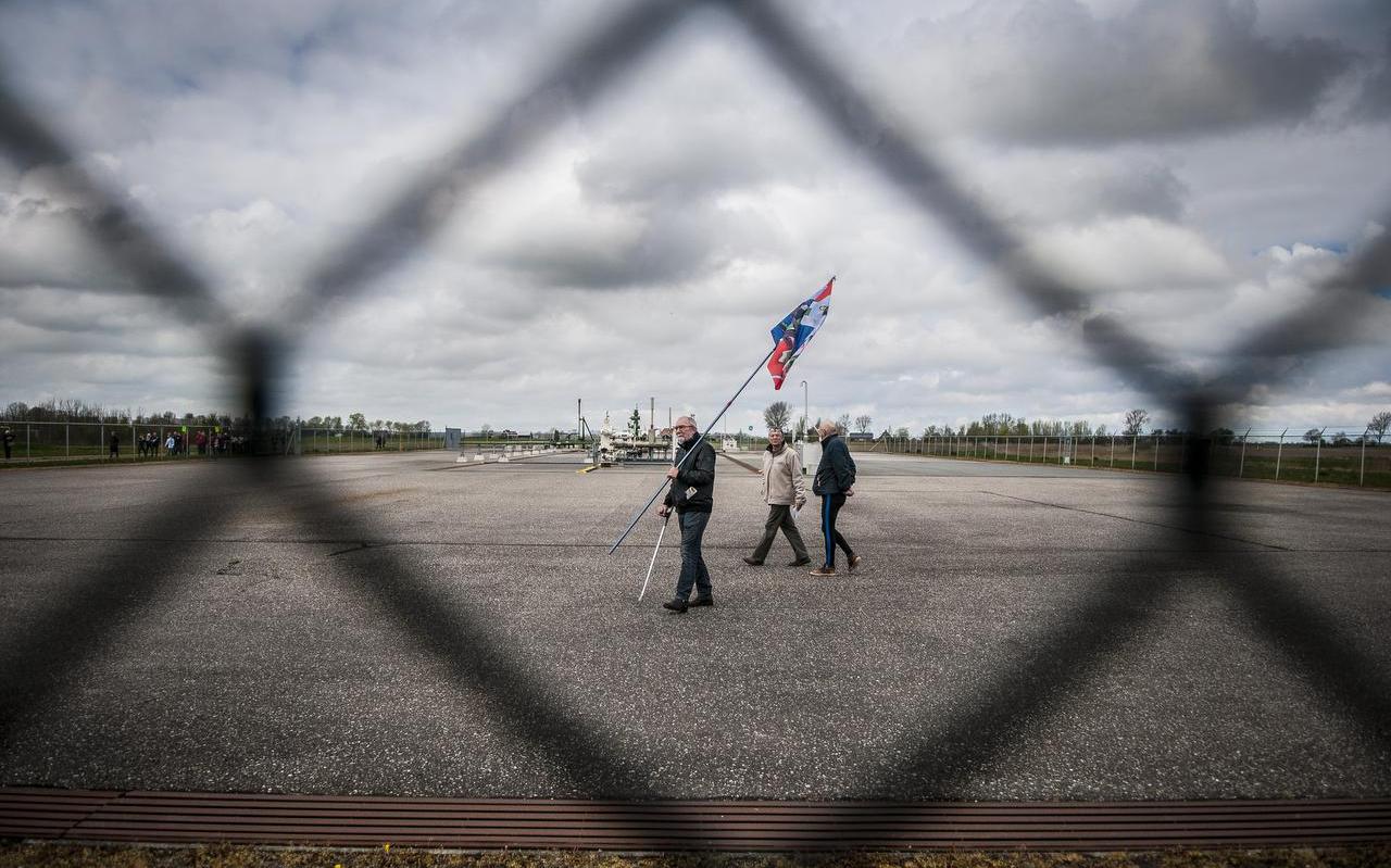 Demonstranten voeren in 2017 actie bij een boorlocatie van de NAM aan de Leegsterweg bij Warfstermolen. De actievoerders zijn tegen de plannen om gas te winnen door middel van fracken. Bij fracking worden water en chemicaliën onder hoge druk in de bodem gepompt om de laatste resten gas uit een gasveld te kunnen winnen. Demonstranten voeren in 2017 actie bij een boorlocatie van de NAM aan de Leegsterweg bij Warfstermolen. De actievoerders zijn tegen de plannen om gas te winnen door middel van fracken. Bij fracking worden water en chemicaliën onder hoge druk in de bodem gepompt om de laatste resten gas uit een gasveld te kunnen winnen.