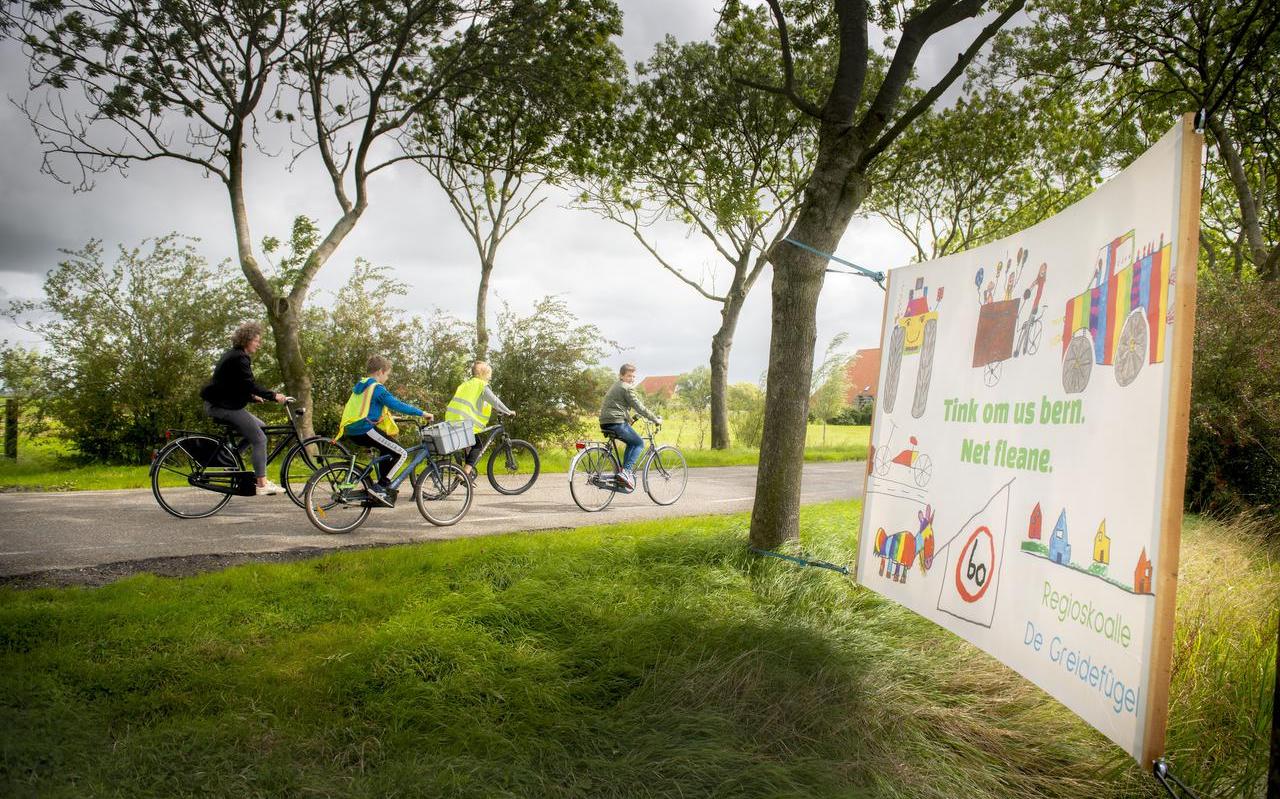 Kinderen van regioschool De Greidefûgel passeren hun spandoek aan de Fâldenserwei even buiten Baard. Kinderen van regioschool De Greidefûgel passeren hun spandoek aan de Fâldenserwei even buiten Baard.