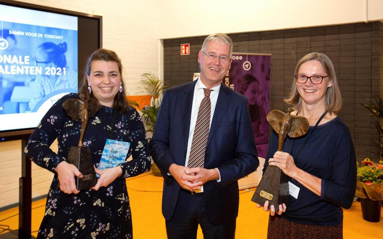 Saskia Schuitema (links) met demissionair minister Arie Slob van onderwijs. Rechts staat Miranda Jansen, winnares van de prijs voor voortgezet onderwijs. Zij ontwierp een lessenreeks voor wiskunde. Saskia Schuitema (links) met demissionair minister Arie Slob van onderwijs. Rechts staat Miranda Jansen, winnares van de prijs voor voortgezet onderwijs. Zij ontwierp een lessenreeks voor wiskunde.