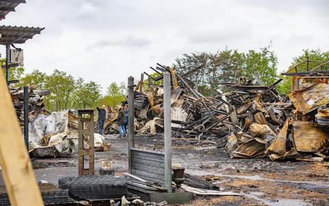 Van het houtbedrijf van Van der Wal bleef na de verwoestende brand bijna niets over.