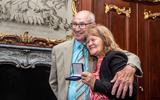De 74-jarige Oepke Blumers (l) beschouwt Liesbeth Rinsma-de Vries (62) uit Blije als zijn heldin. Ze redde op 17 december 2021 zijn leven en kreeg woensdag uit handen van burgemeester Johannes Kramer de bronzen medaille van de Stichting Carnegie Heldenfonds.