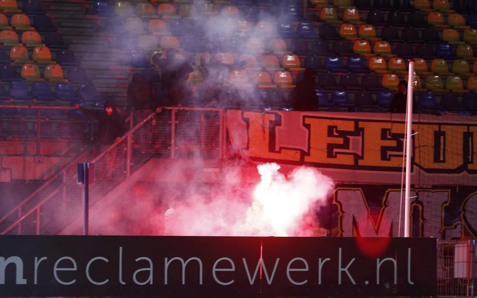 Mensen lopen het Cambuurstadion binnen met vuurwerk tijdens de wedstrijd tussen SC Cambuur en FC Utrecht
