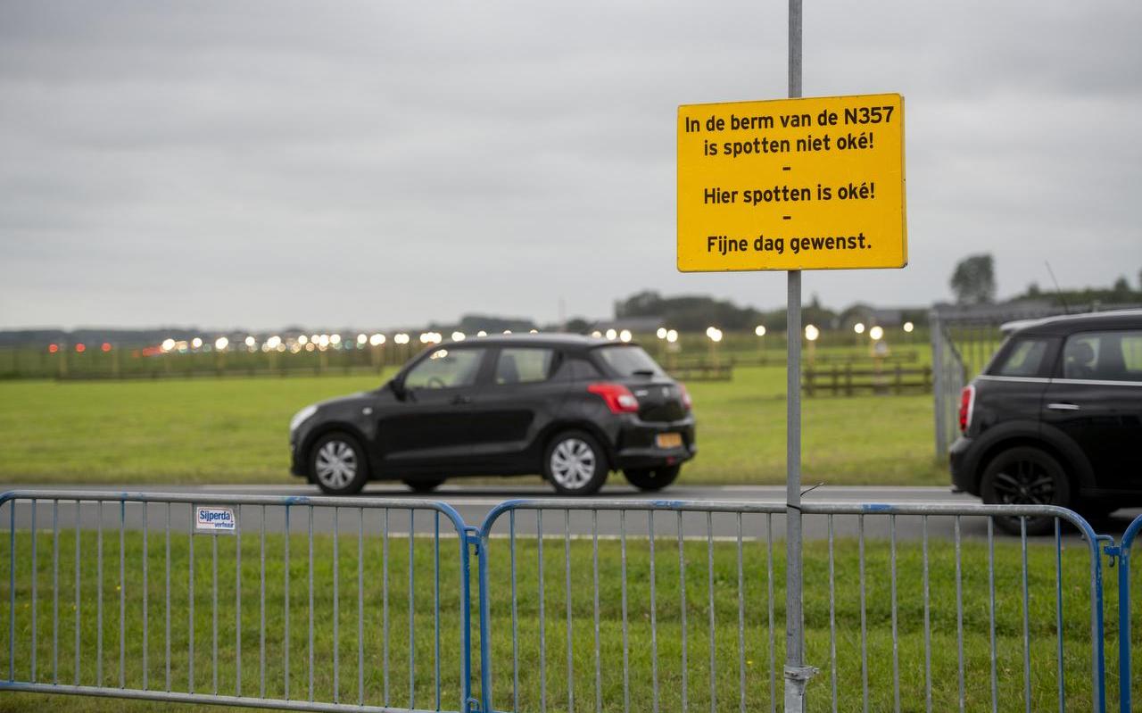 Dranghekken en een informatiebord moeten spotters bij de Vliegbasis Leeuwarden beletten de provinciale weg N357 over te steken. Dranghekken en een informatiebord moeten spotters bij de Vliegbasis Leeuwarden beletten de provinciale weg N357 over te steken.