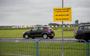 Dranghekken en een informatiebord moeten spotters bij de Vliegbasis Leeuwarden beletten de provinciale weg N357 over te steken.