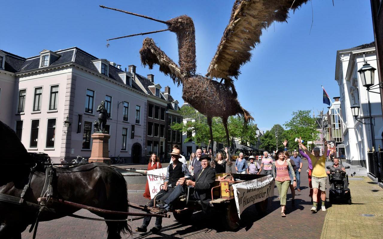 Tegenstanders van de bouwplannen bij Goutum verzamelden zich gisteren bij het gemeentehuis in Leeuwarden. Ze overhandigden handtekeningen voor het behoud van weidevogelparadijs Hounspolder Tegenstanders van de bouwplannen bij Goutum verzamelden zich gisteren bij het gemeentehuis in Leeuwarden. Ze overhandigden handtekeningen voor het behoud van weidevogelparadijs Hounspolder