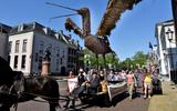 Tegenstanders van de bouwplannen bij Goutum verzamelden zich gisteren bij het gemeentehuis in Leeuwarden. Ze overhandigden handtekeningen voor het behoud van weidevogelparadijs Hounspolder