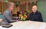 Burgemeester André van de Nadort brengt de felicitaties en een bos bloemen over aan Jan Zandstra, die dinsdag in woonzorgcentrum WilgenStede zijn honderdste verjaardag vierde. 