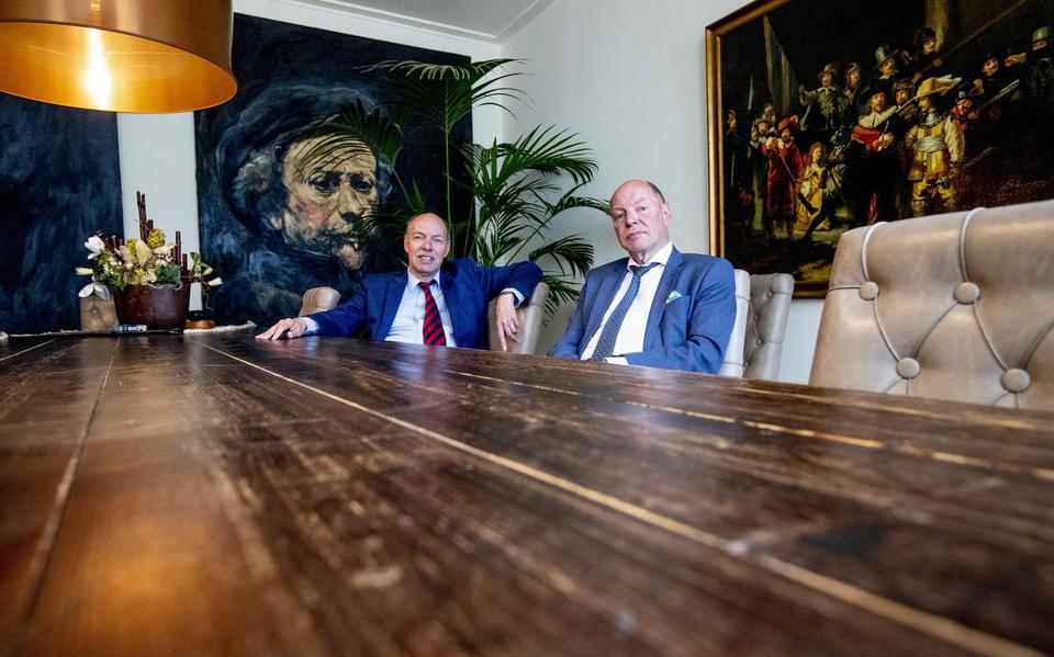 Portret van Hans en Wim Anker in hun kantoor in Leeuwarden.
