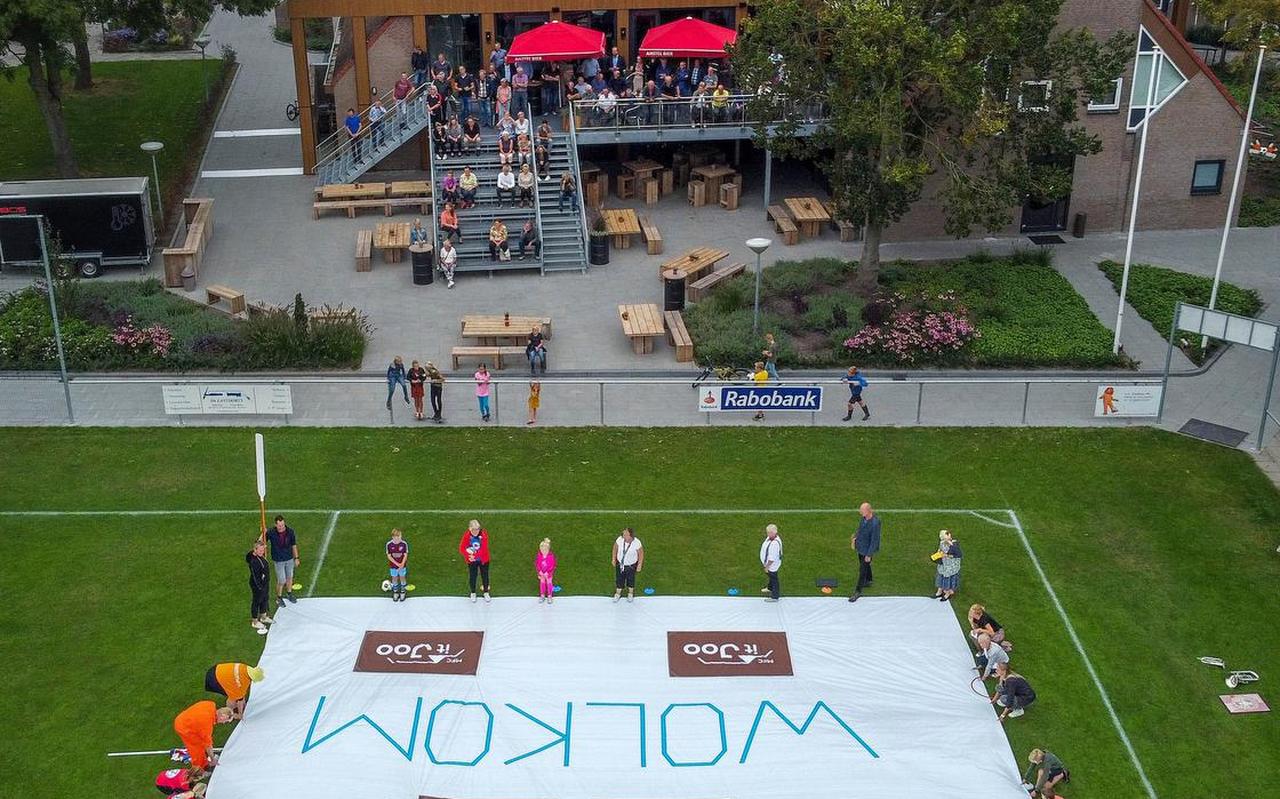 Alle verenigingen zijn vertegenwoordigd en rollen op het voetbalveld bij It Joo een groot doek uit. Alle verenigingen zijn vertegenwoordigd en rollen op het voetbalveld bij It Joo een groot doek uit.