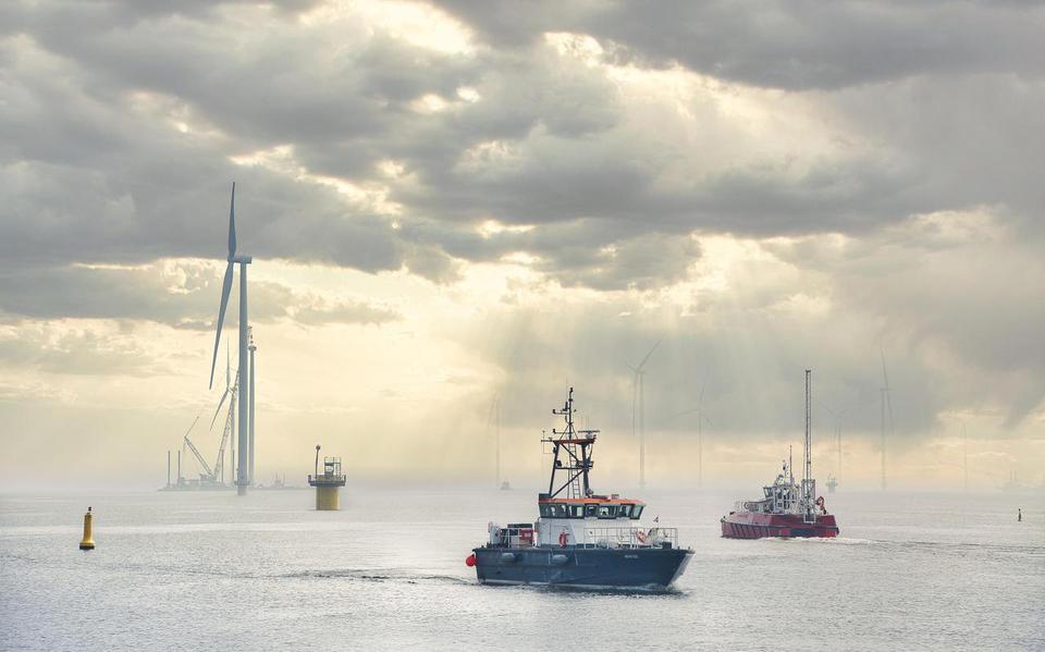 De aanleg van het 89 windturbines tellende Windpark Fryslân in het IJsselmeer eerder dit jaar.