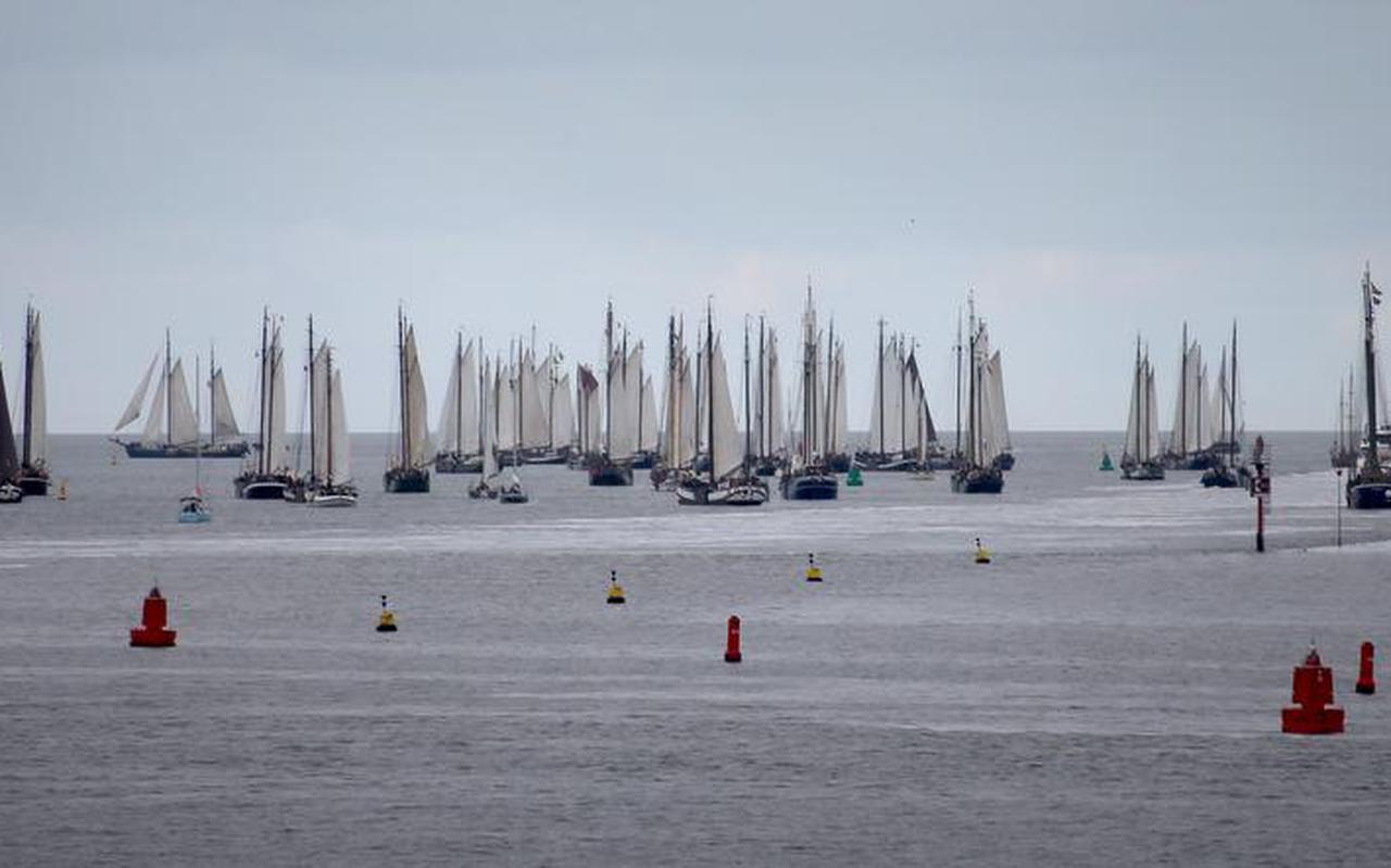 Bij de Noorderpier van Harlingen liggen 62 schepen op de Waddenzee klaar voor de start van de 27e editie van de Kuiper Brandaris race.