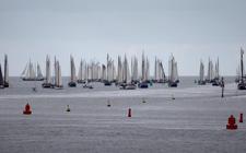 Bij de Noorderpier van Harlingen liggen 62 schepen op de Waddenzee klaar voor de start van de 27e editie van de Kuiper Brandaris race.