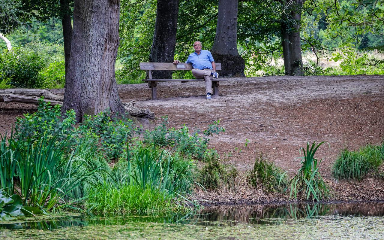 Wytze Broersma op 'het bankje van Julia' bij de vijver in het Fonteinbos in Gaasterland. Wytze Broersma op 'het bankje van Julia' bij de vijver in het Fonteinbos in Gaasterland.