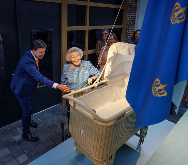 Prinses Beatrix vindt haar wieg mooi, maar ze herkent hem niet meer als ze hem onthult in het vlecht