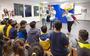 Het Wolkentheater speelt een voorstelling in het azc in Burgum.