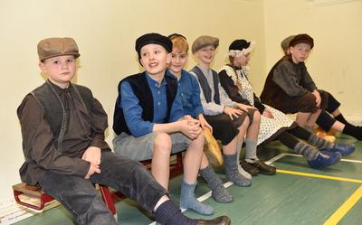 In het kader van honderd jaar OBS De Lamer kwamen de kinderen maandag in de klederdracht van een eeuw geleden naar school. 