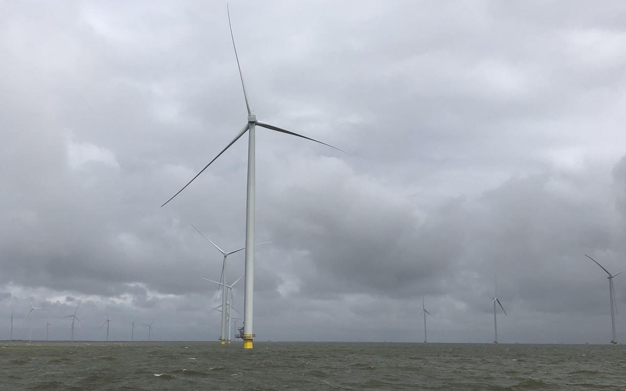 De bouw van Windpark Fryslân in het IJsselmeer. De bouw van Windpark Fryslân in het IJsselmeer.