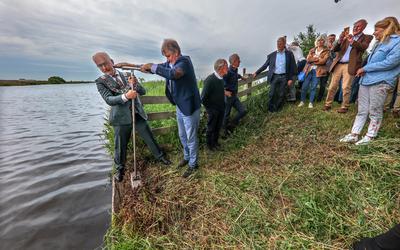 Burgemeester Fred Veenstra (l) en gedeputeerde Douwe Hoogland draaien de inlaatsluis open als startsein voor het tweede Valuta voor Veenproject in Fryslân om de CO2-uitstoot te verminderen. 