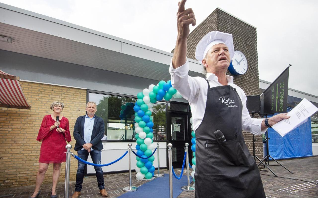 Tv-Kok Reitse Spanninga presenteerde gisteren de opening van koffie en lunchroom De Ferbining in het voormalige stationsgebouw in Feanwâlden. Op de achtergrond staan de initiatiefnemers Martina Tolsma en Gooitzen Hager. Tv-Kok Reitse Spanninga presenteerde gisteren de opening van koffie en lunchroom De Ferbining in het voormalige stationsgebouw in Feanwâlden. Op de achtergrond staan de initiatiefnemers Martina Tolsma en Gooitzen Hager.