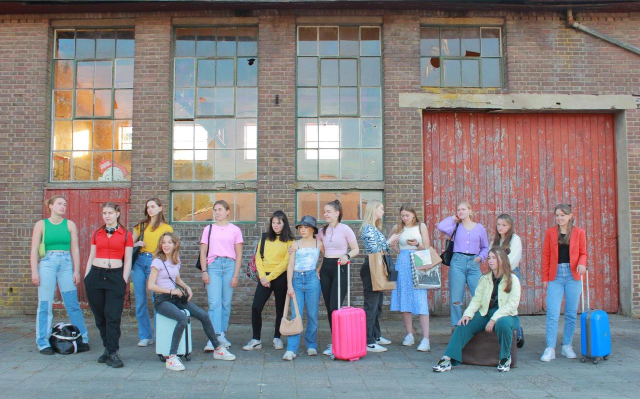 De dansvoorstelling 'Onderweg' van Unlimited uit Gorredijk speelt zich af in een treinstation. De dansvoorstelling 'Onderweg' van Unlimited uit Gorredijk speelt zich af in een treinstation.
