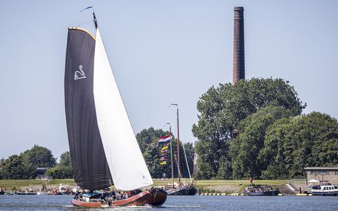 Het skûtsje de Jonge Jan van Langweer zeilde gisteren in de Lemster Baai met schipper Harmen Brouwer naar de vierde zege, waarvan drie keer op rij.  