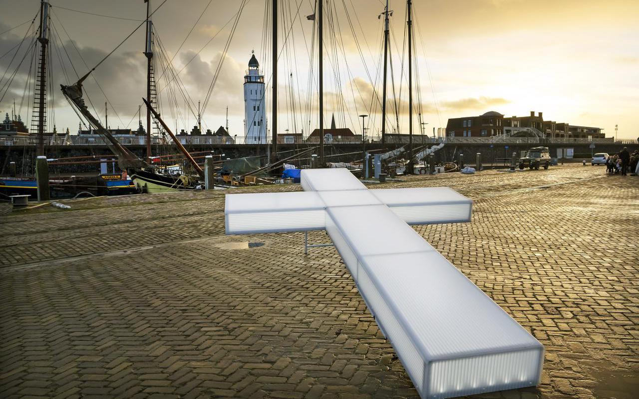 Het verlichte witte kruis van ‘The Passion’ lag donderdag op de Dokkade in Harlingen. KRO-NCRV kondiigde ermee aan dat het muziekspektakel op Witte Donderdag, 6 april 2023 in de havenstad wordt opgevoerd, voor het eerst sinds corona weer met publiek.