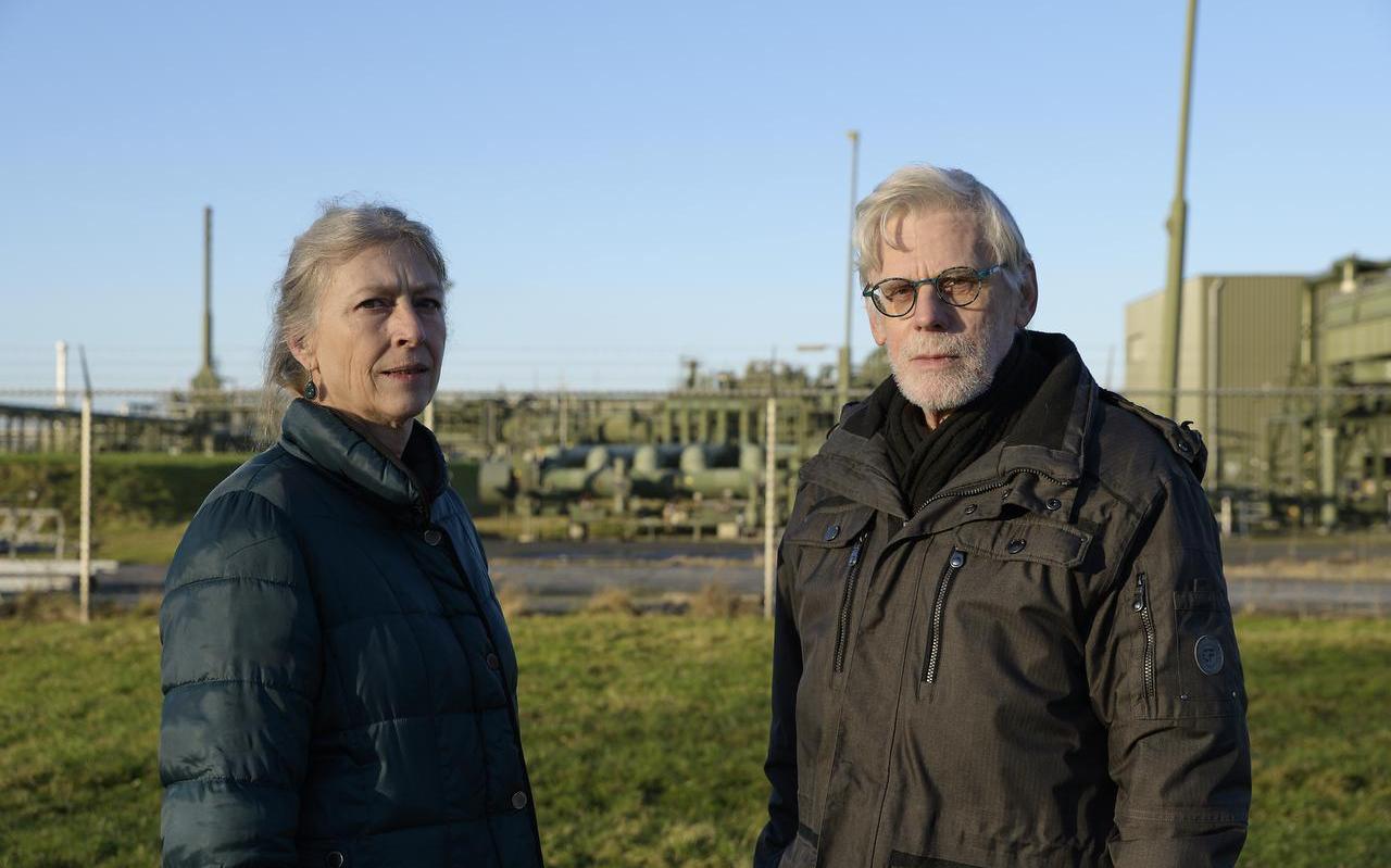 Grietje Zijlstra en Frans Talstra van de werkgroep SOGG bij de gasopslag van Grijpskerk. Grietje Zijlstra en Frans Talstra van de werkgroep SOGG bij de gasopslag van Grijpskerk.