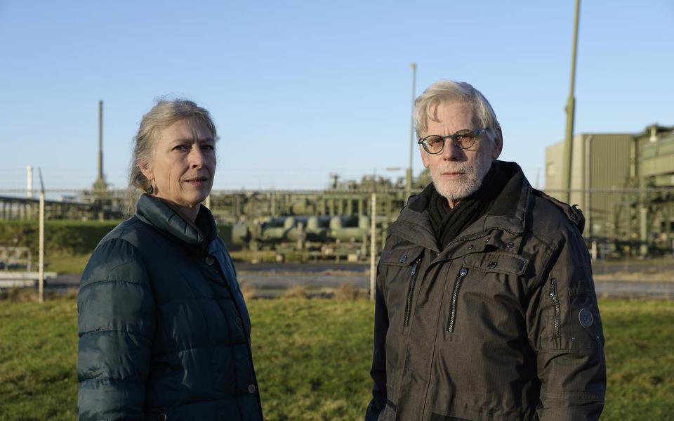 Grietje Zijlstra en Frans Talstra van de werkgroep SOGG bij de gasopslag van Grijpskerk.