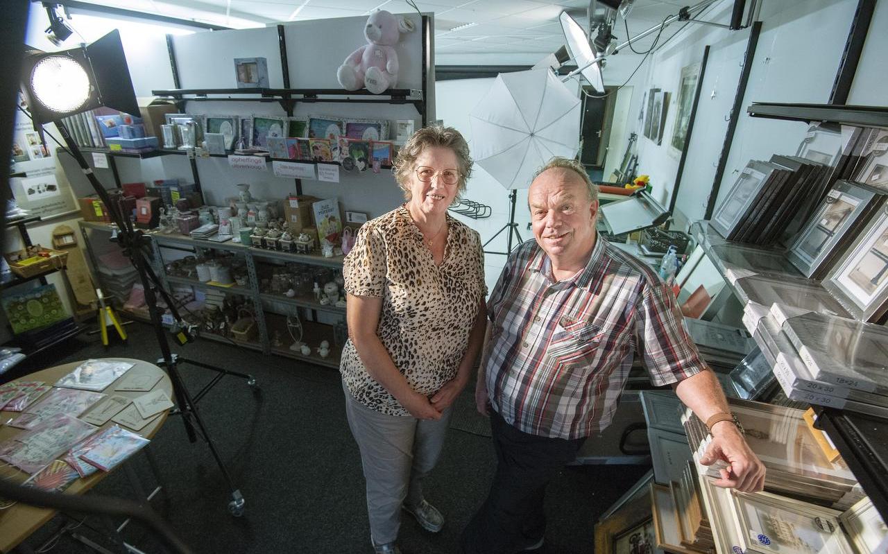 Wybe en Anneke Bosch in hun fotowinkel in Damwâld. Na bijna veertig jaar sluiten de deuren. Wybe en Anneke Bosch in hun fotowinkel in Damwâld. Na bijna veertig jaar sluiten de deuren.