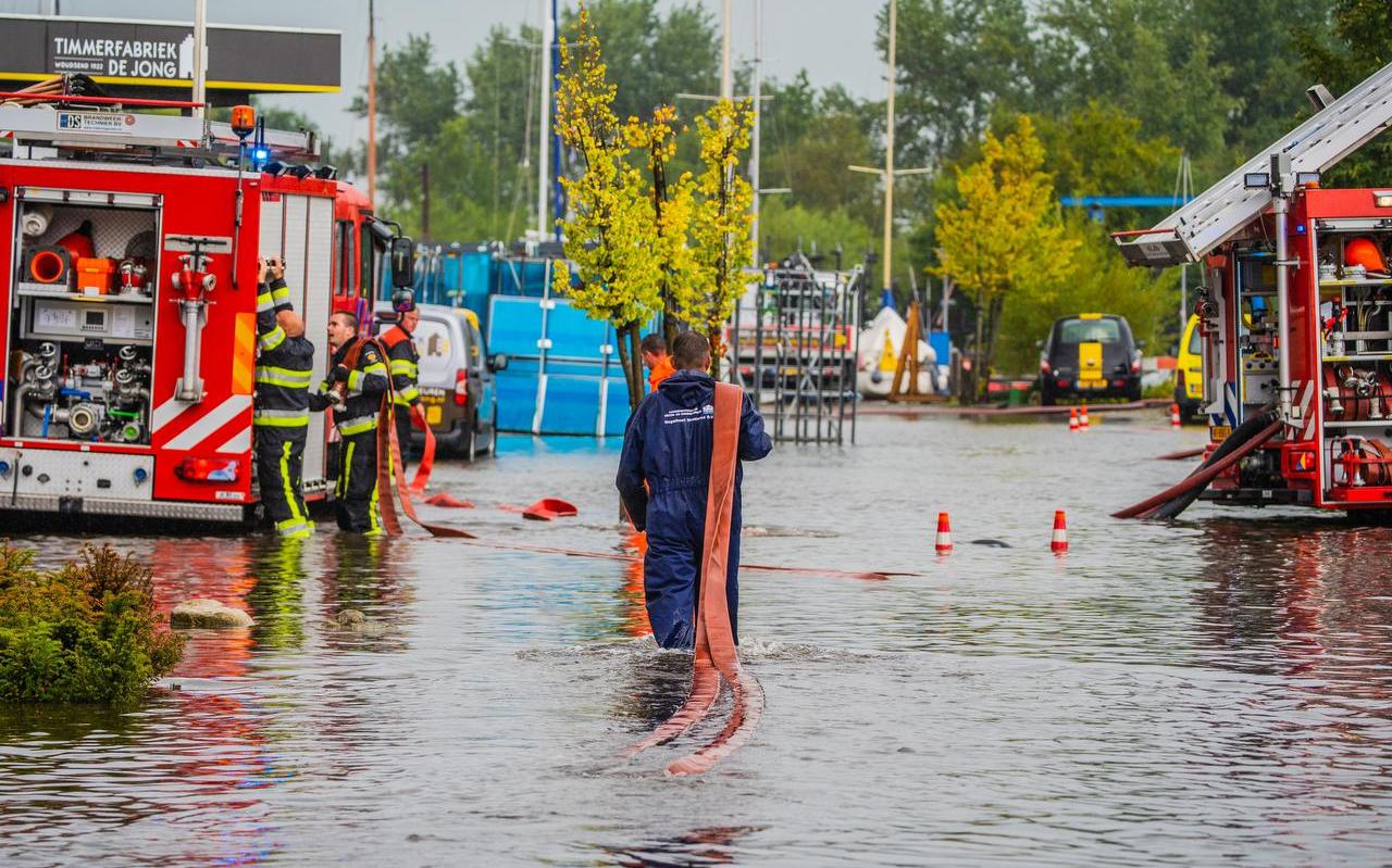 Bij de wateroverlast in augustus in Woudsend rukte de brandweer massaal uit. Bij de wateroverlast in augustus in Woudsend rukte de brandweer massaal uit.
