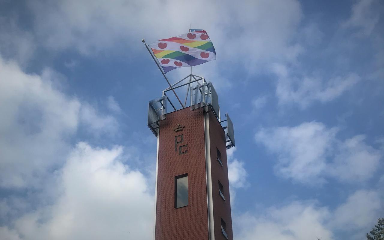 Er is veel discussie over de Friese regenboogvlag die het PC-bestuur heeft laten ophangen. Er is veel discussie over de Friese regenboogvlag die het PC-bestuur heeft laten ophangen.