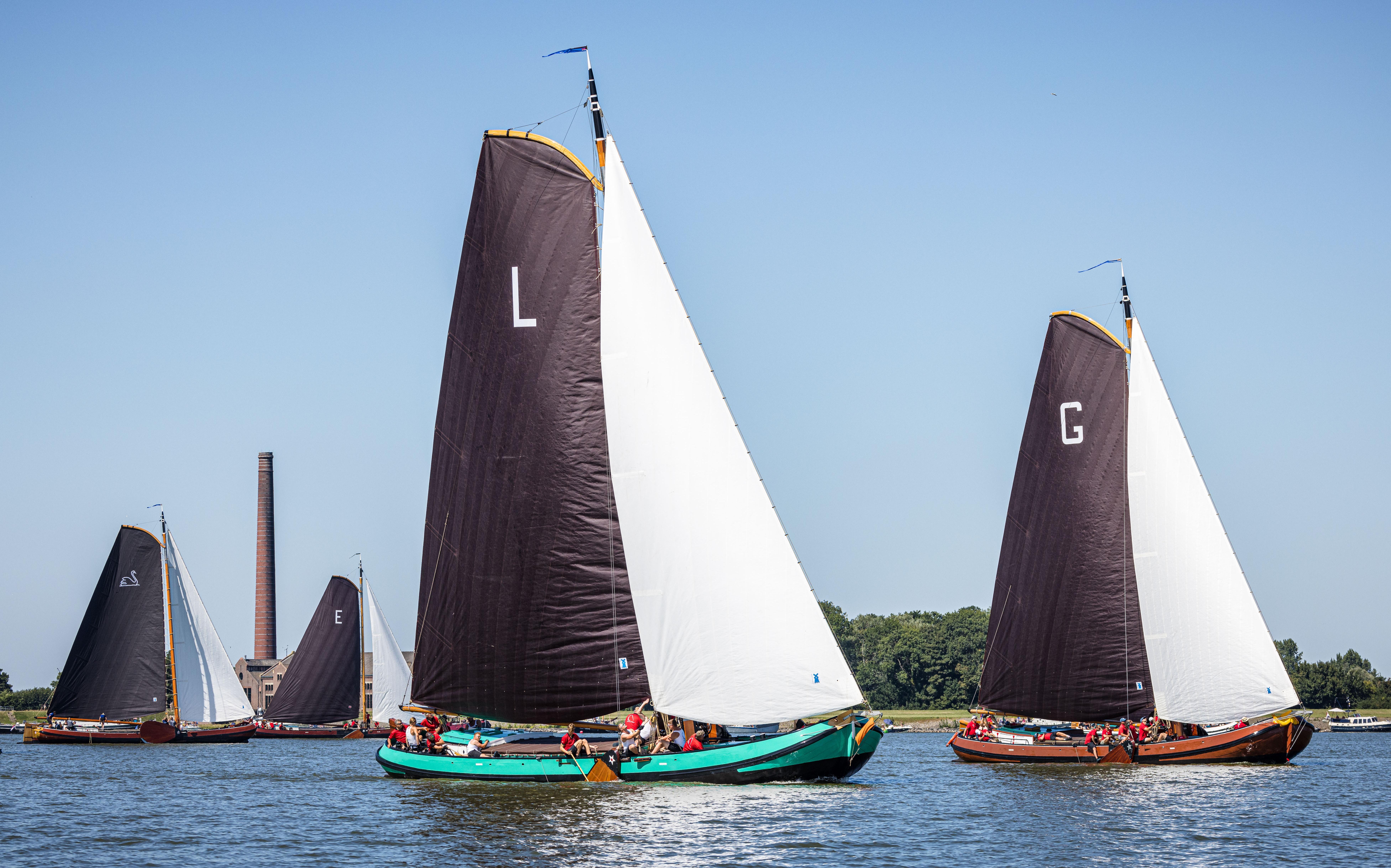 Het Lemster Skûtsje en Grou strijden zij aan zij in de baai van Lemmer om de winst, maar schipper Albert Visser zou Lemmer voor het eerst sinds 34 jaar weer het SKS-kampioenschap bezorgen. Het Lemster Skûtsje en Grou strijden zij aan zij in de baai van Lemmer om de winst, maar schipper Albert Visser zou Lemmer voor het eerst sinds 34 jaar weer het SKS-kampioenschap bezorgen.