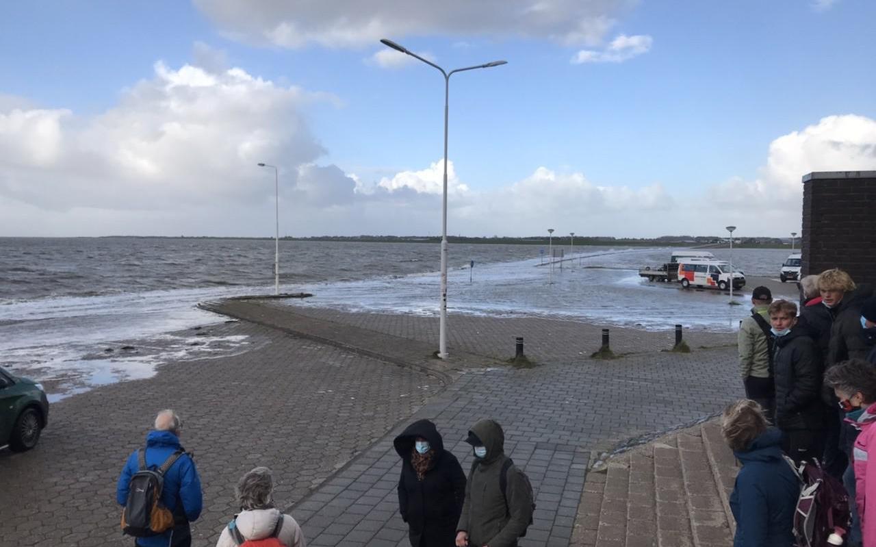 Aangekomen veerbootreizigers zaten op 7 november tijdelijk vast in het havengebouwtje op de pier van Schiermonnikoog, die enkele uren overstroomd was door de combinatie van harde wind en hoogwater.