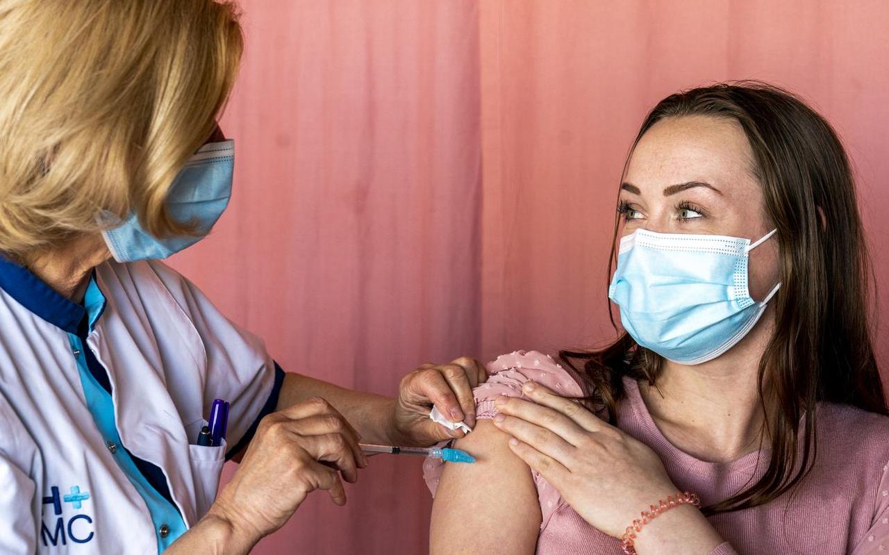 Jongeren met een kwetsbare gezondheid krijgen een uitnodiging voor een coronaprik. Jongeren met een kwetsbare gezondheid krijgen een uitnodiging voor een coronaprik.