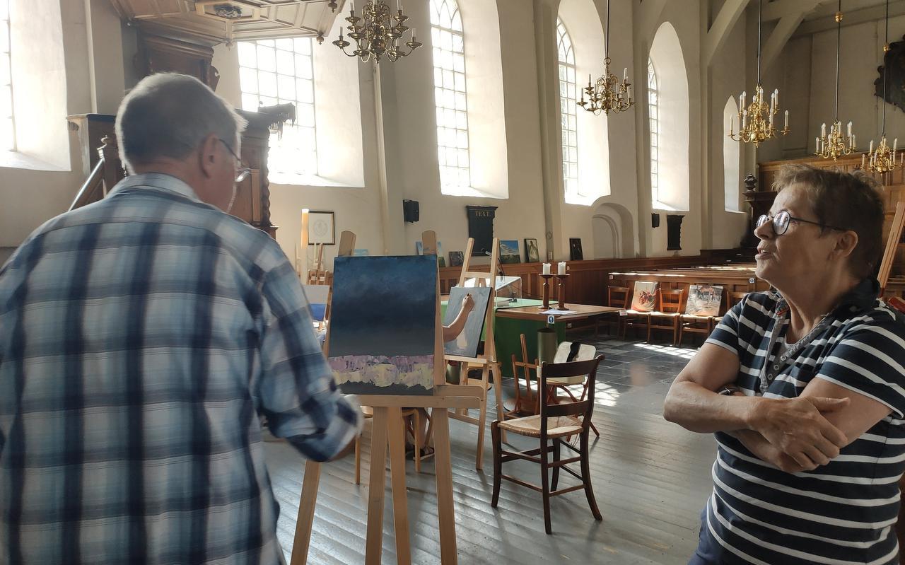 Yneke Fokkens (rechts) geeft Klaas Bakker aanwijzingen bij het schilderen. Yneke Fokkens (rechts) geeft Klaas Bakker aanwijzingen bij het schilderen.