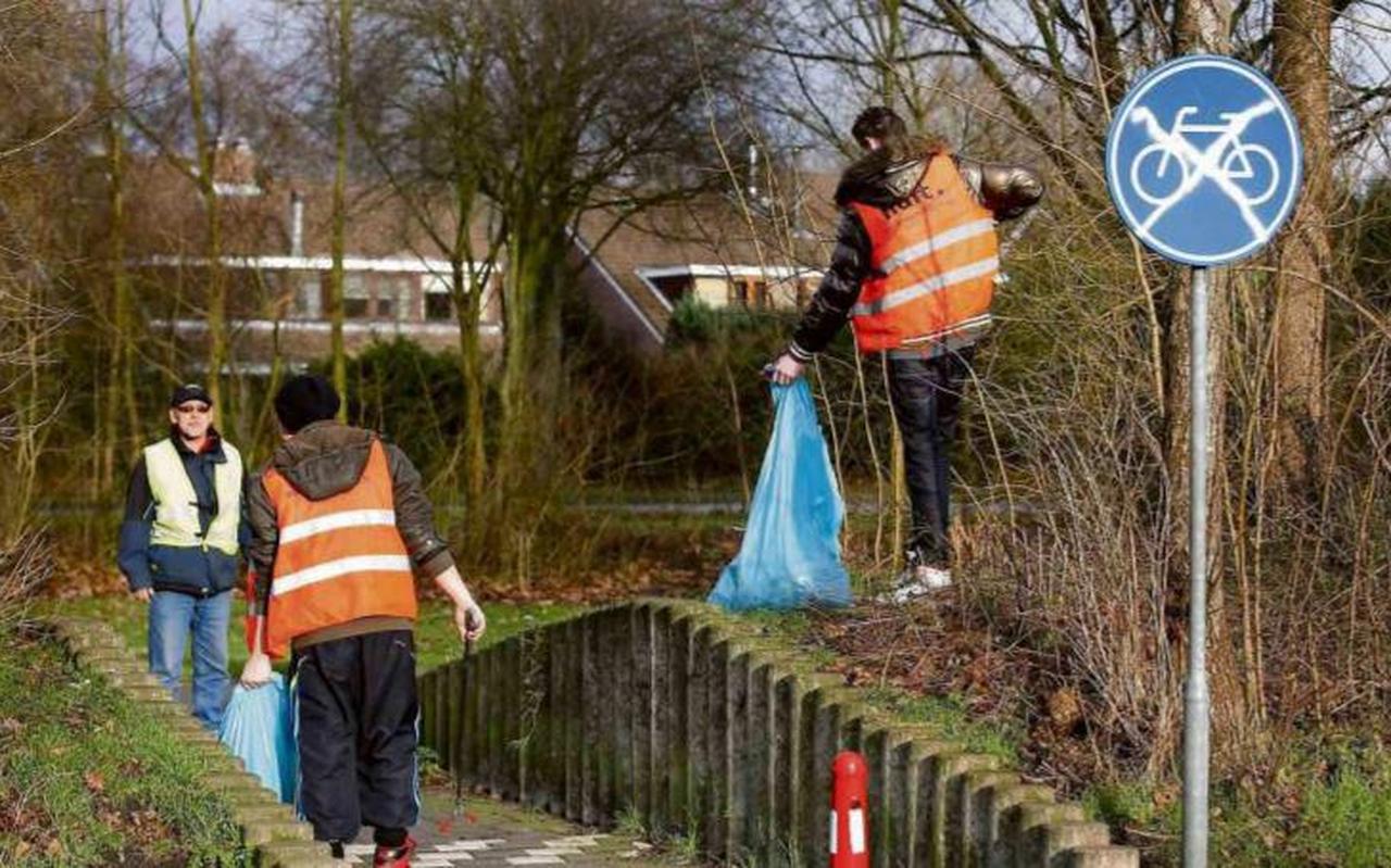 Jongeren voeren een taakstraf uit. Jongeren voeren een taakstraf uit.