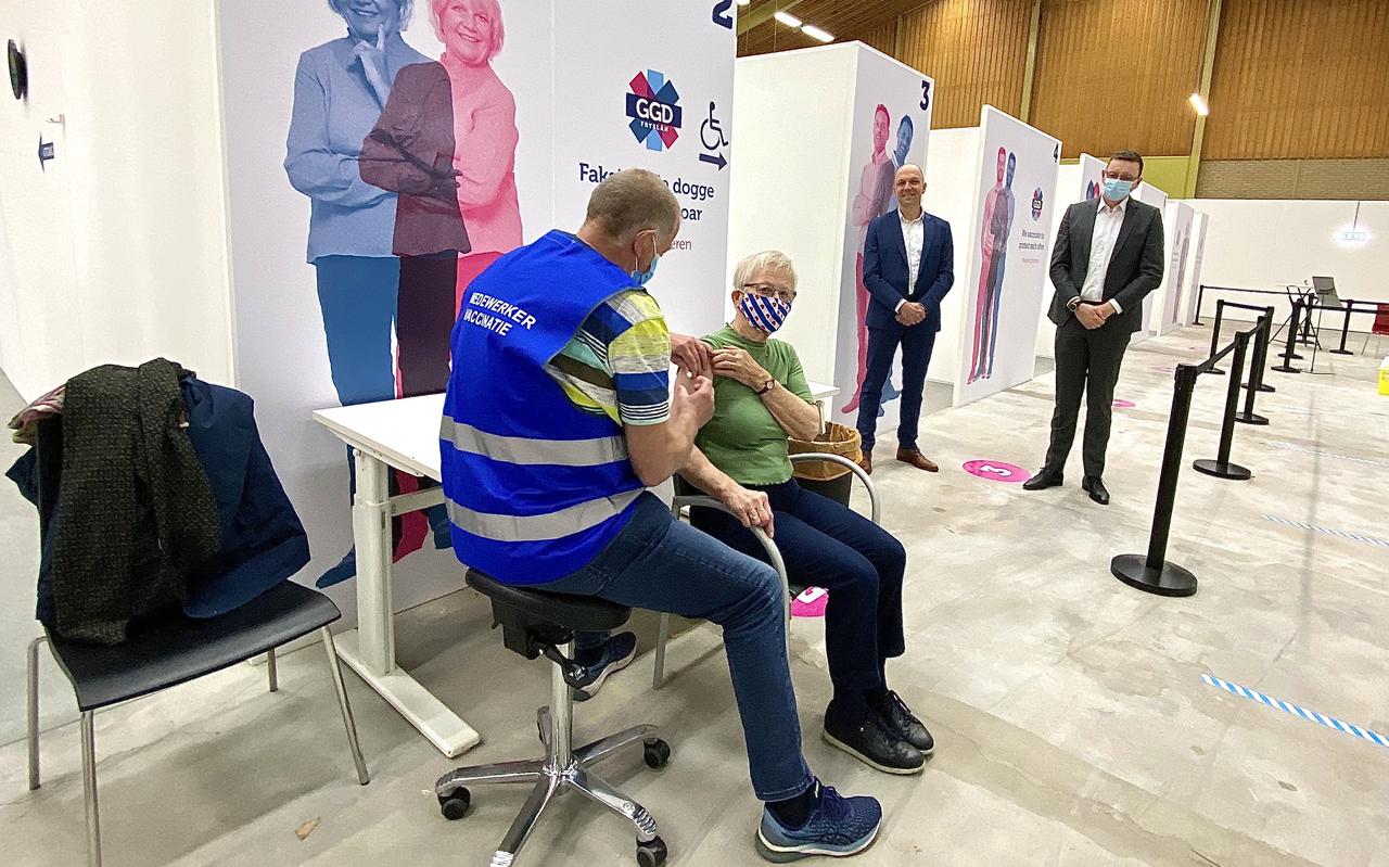 Mede door een groeiend aantal vaccinaties, zoals hier in de vaccinatielocatie in Dokkum, stabiliseert het aantal coronabesmettingen. Mede door een groeiend aantal vaccinaties, zoals hier in de vaccinatielocatie in Dokkum, stabiliseert het aantal coronabesmettingen.