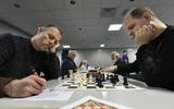 Rein de Boer en Erik Sparenburg zijn in clubverband in Leeuwarden in zaal Enzo aan het Kalverdijkje weer aan het schaken. Ze zijn lid van schaakclub Philidor.