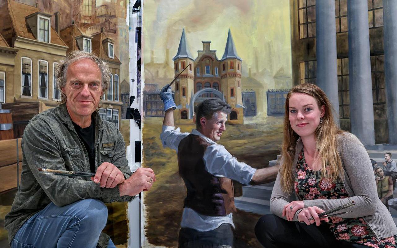 Randolph Algera en Gabriëlle Westra bij één van de wandschilderingen die zij maken voor grandcafé In de Brouwerij.