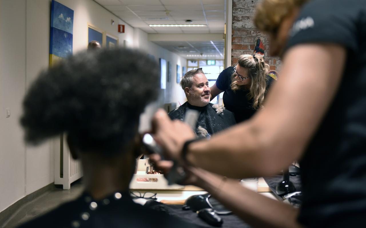 Ali wordt door Klazina Meindertsma met de tondeuse onder handen genomen. Ali wordt door Klazina Meindertsma met de tondeuse onder handen genomen.